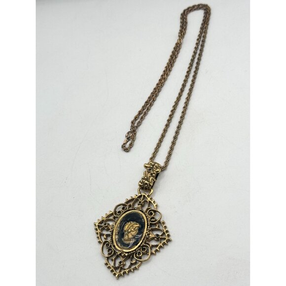 Vintage Reverse Glass Intaglio Cameo Pendant Necklace